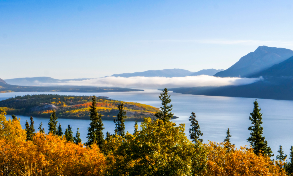 vue sur les grands lacs canadiens lors d'un road trip dans l'ouest canadien